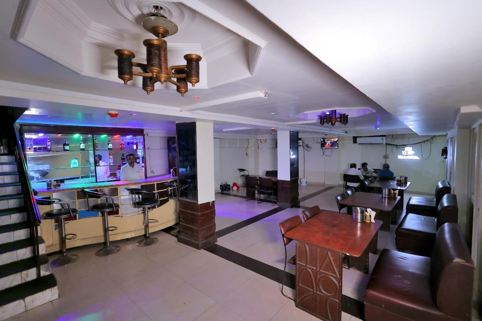 Hotel Paradise Канпур Екстериор снимка