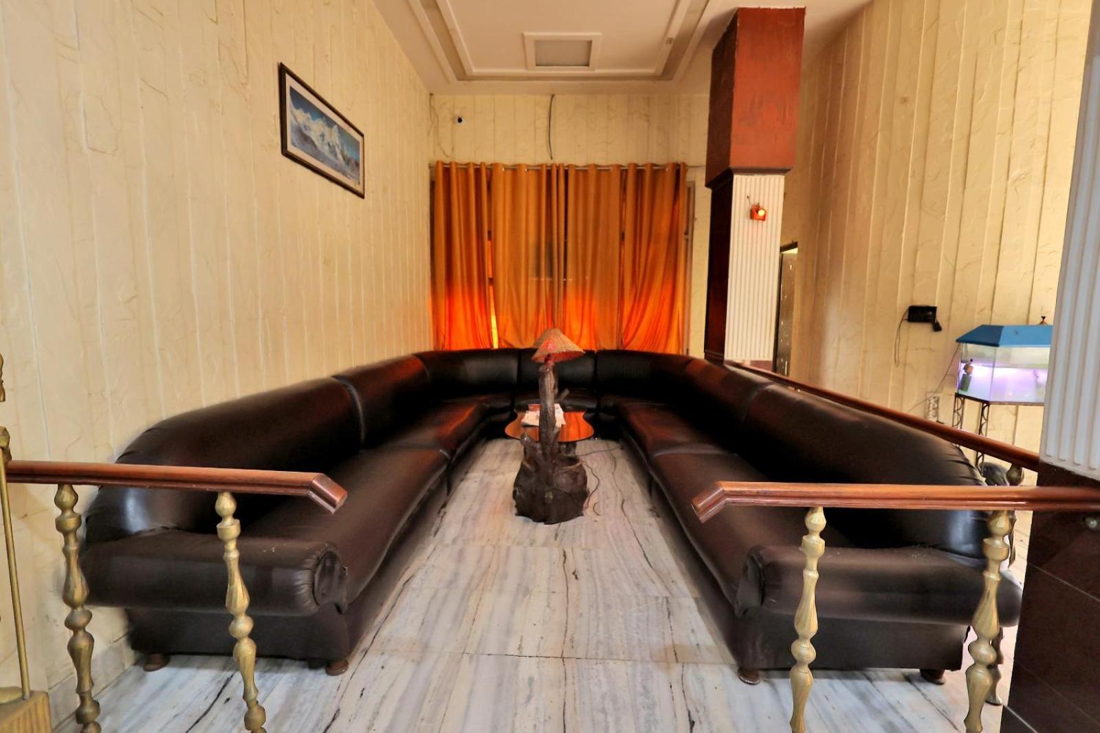 Hotel Paradise Канпур Екстериор снимка