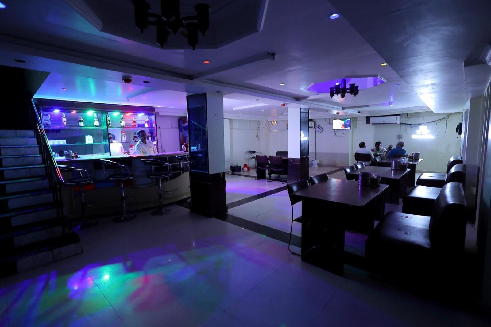 Hotel Paradise Канпур Екстериор снимка